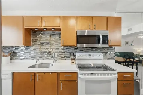 107 114th Avenue N St Petersburg FL 33716