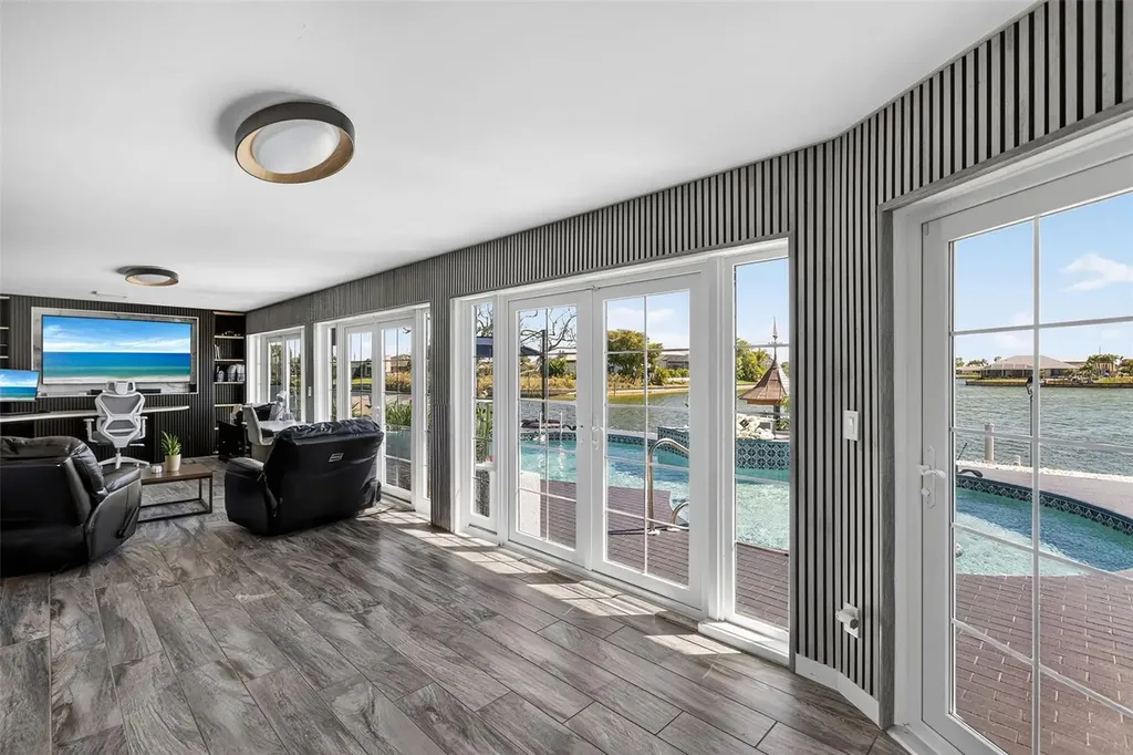 29 SE 10th Avenue Cape Coral FL 33990