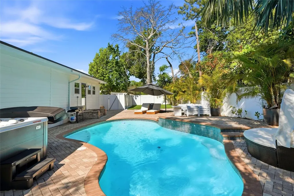 521 51st Avenue S St Petersburg FL 33705
