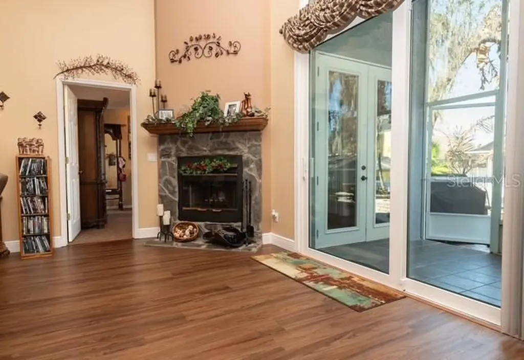 4605 Oak River Circle Valrico FL 33596