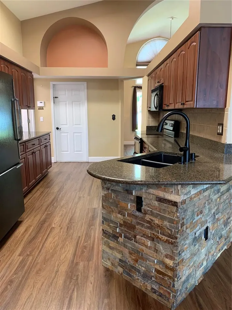 4605 Oak River Circle Valrico FL 33596