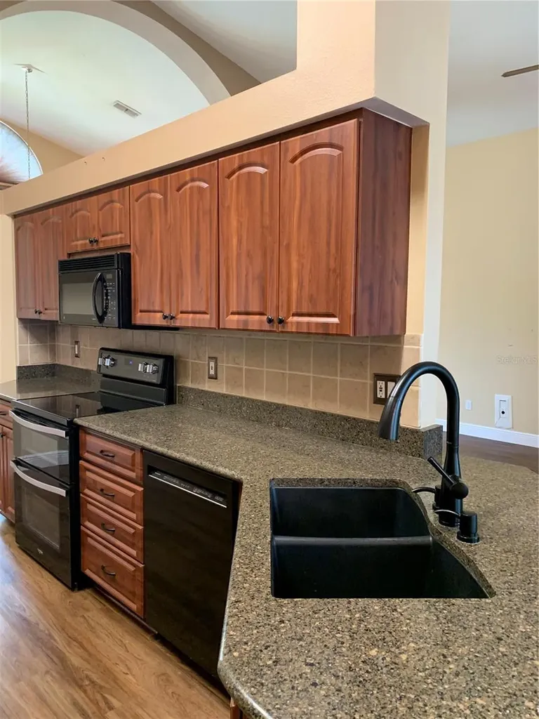 4605 Oak River Circle Valrico FL 33596
