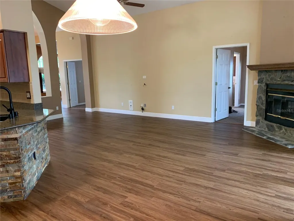 4605 Oak River Circle Valrico FL 33596