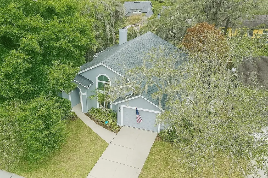 4605 Oak River Circle Valrico FL 33596