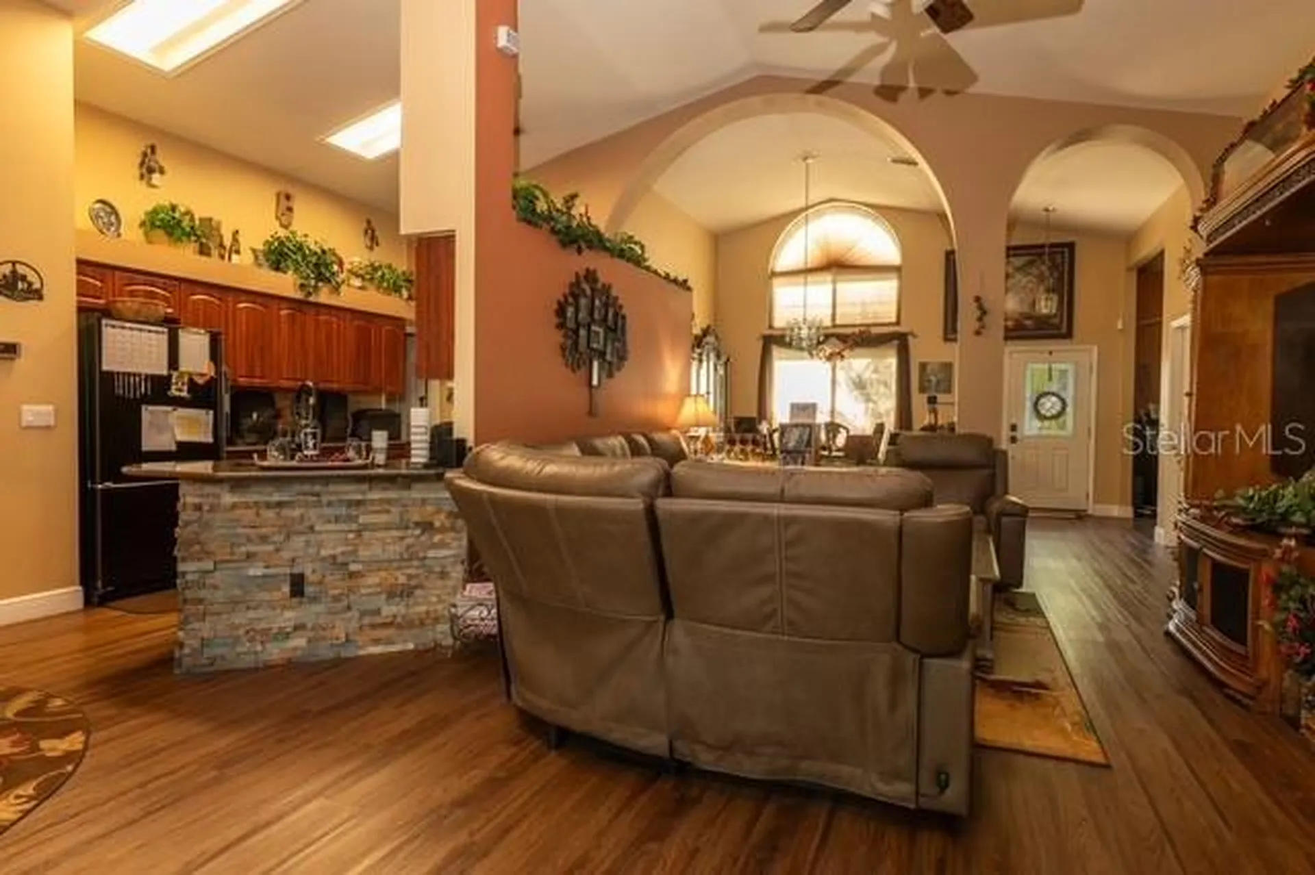 4605 Oak River Circle Valrico FL 33596