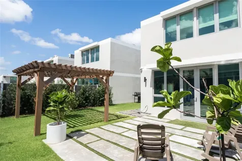 68 Riviera Village Bayamon PR 00959