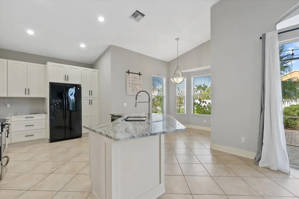 6634 38th Street E Sarasota FL 34243