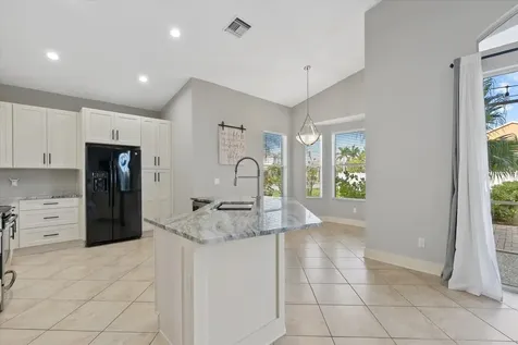 6634 38th Street E Sarasota FL 34243