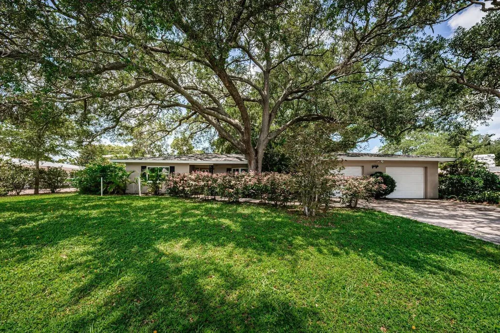 1704 Cypress Avenue Belleair FL 33756