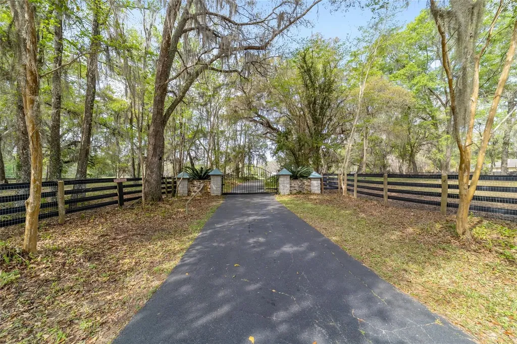 16638 N Highway 329 Reddick FL 32686