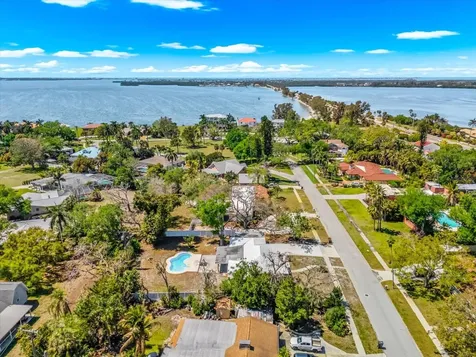 7807 Senrab Drive Bradenton FL 34209