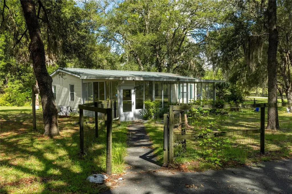 14890 SE 20th Street Morriston FL 32668