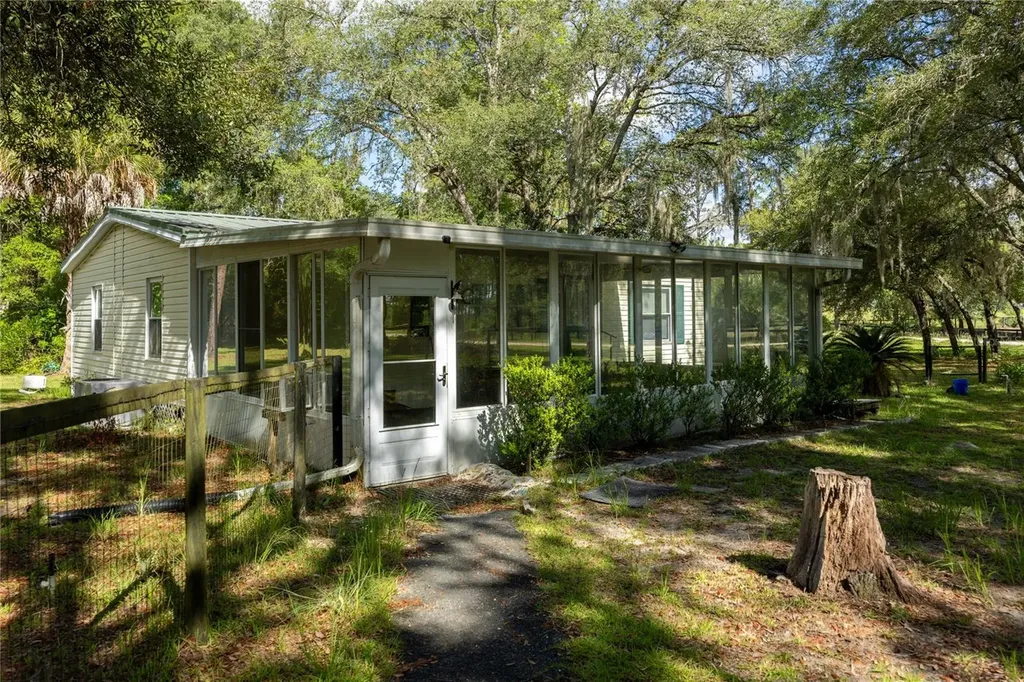14890 SE 20th Street Morriston FL 32668