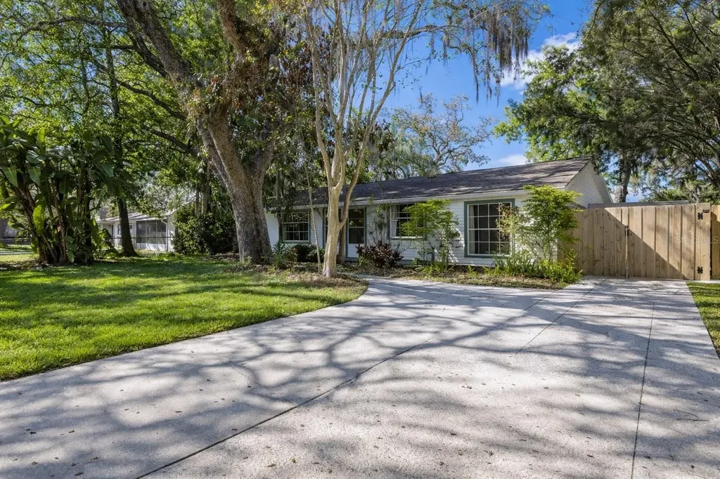 815 W Lowry Lane Tampa FL 33604