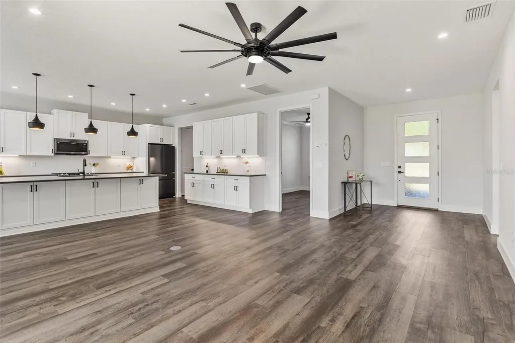 415 N Dixie Drive Howey In The Hills FL 34737