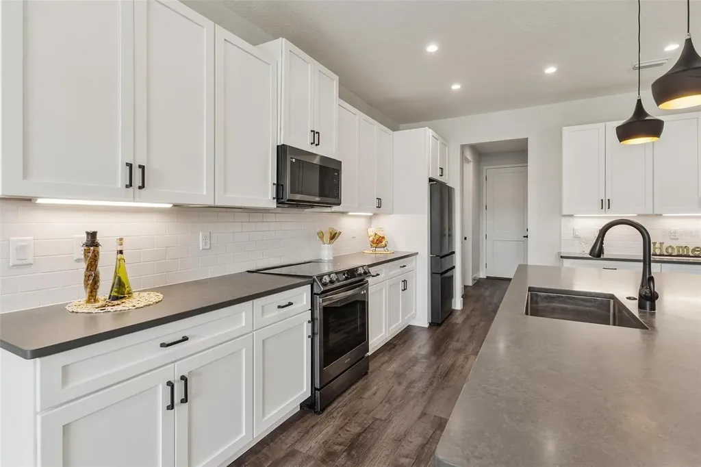 415 N Dixie Drive Howey In The Hills FL 34737