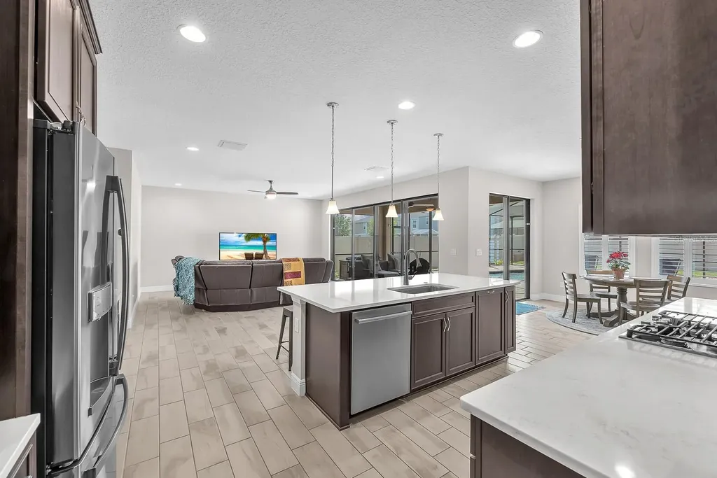 14615 Red Castle Avenue Lithia FL 33547