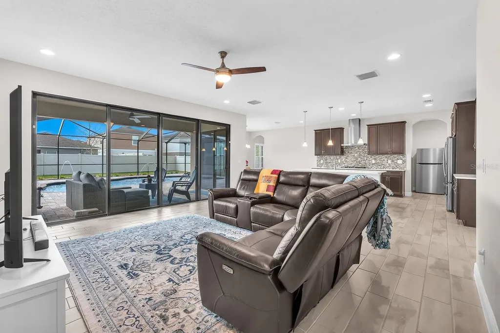 14615 Red Castle Avenue Lithia FL 33547