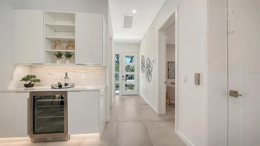2010 Hyde Park Circle Sarasota FL 34239