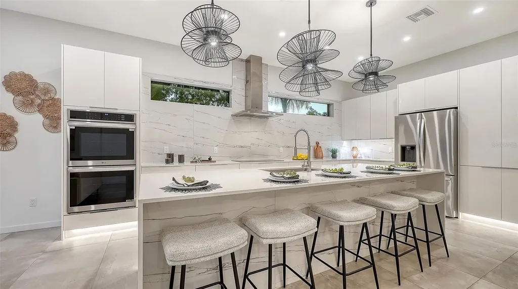 2010 Hyde Park Circle Sarasota FL 34239