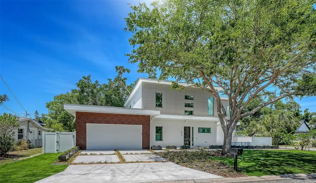 2010 Hyde Park Circle Sarasota FL 34239