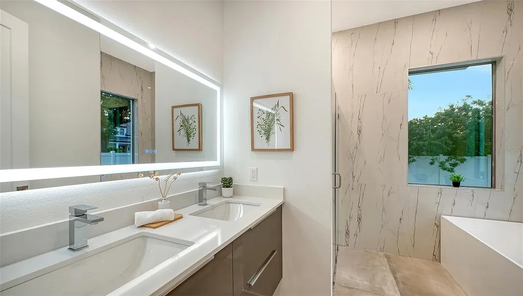 2010 Hyde Park Circle Sarasota FL 34239
