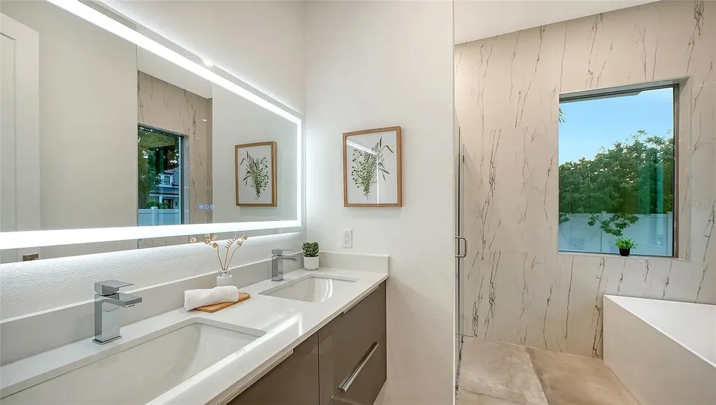 2010 Hyde Park Circle Sarasota FL 34239
