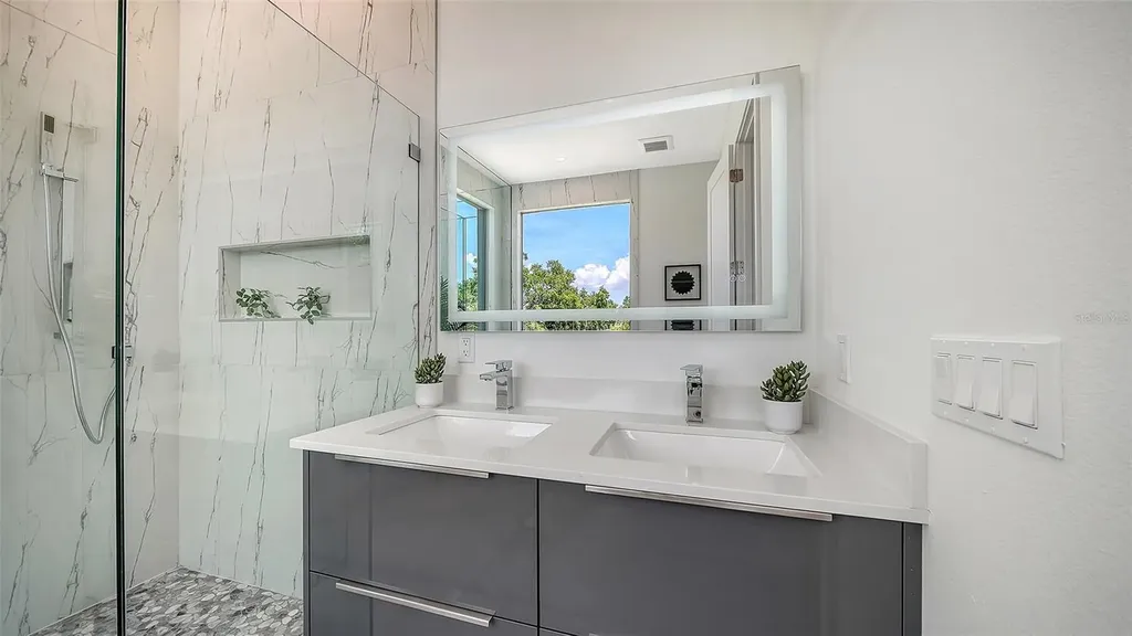 2010 Hyde Park Circle Sarasota FL 34239