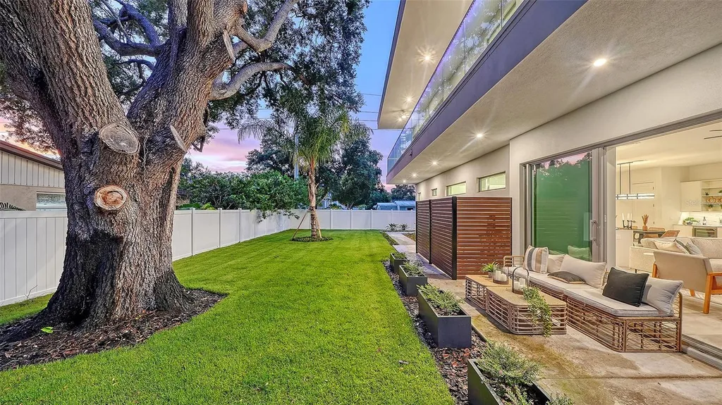 2010 Hyde Park Circle Sarasota FL 34239
