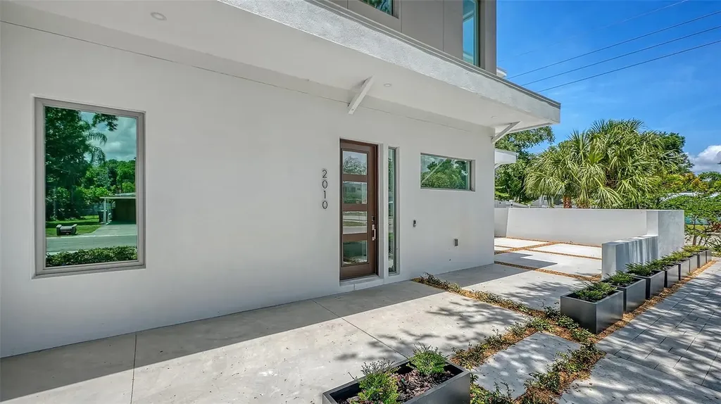 2010 Hyde Park Circle Sarasota FL 34239