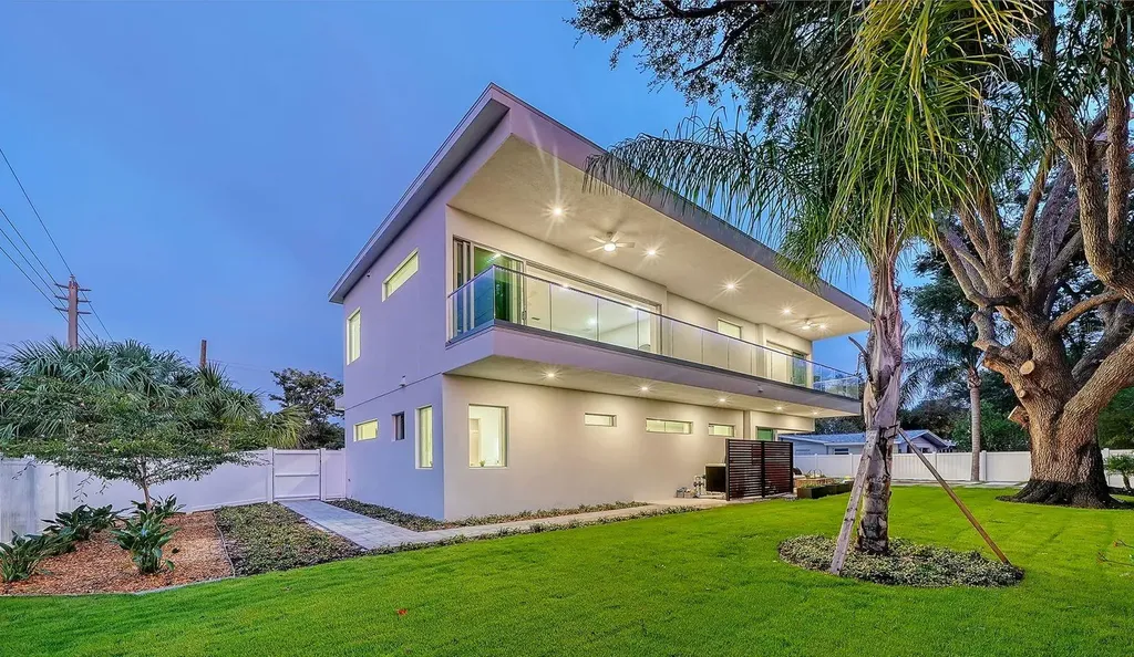 2010 Hyde Park Circle Sarasota FL 34239