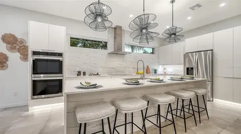 2010 Hyde Park Circle Sarasota FL 34239