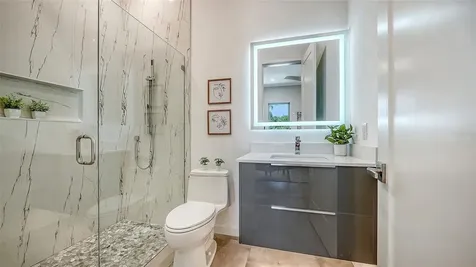 2010 Hyde Park Circle Sarasota FL 34239