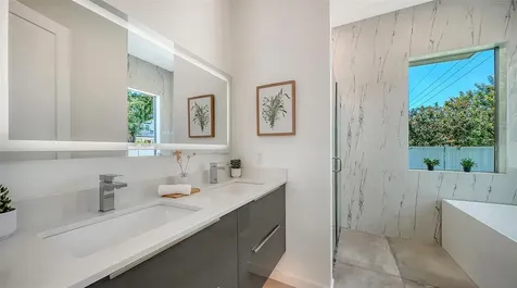 2010 Hyde Park Circle Sarasota FL 34239