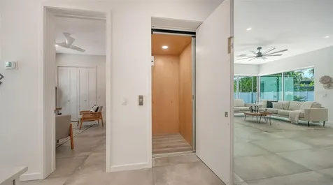 2010 Hyde Park Circle Sarasota FL 34239