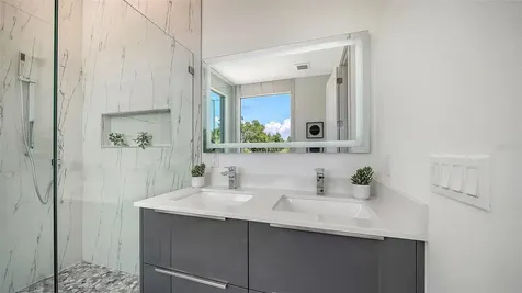 2010 Hyde Park Circle Sarasota FL 34239