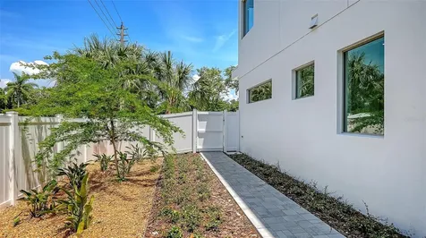 2010 Hyde Park Circle Sarasota FL 34239