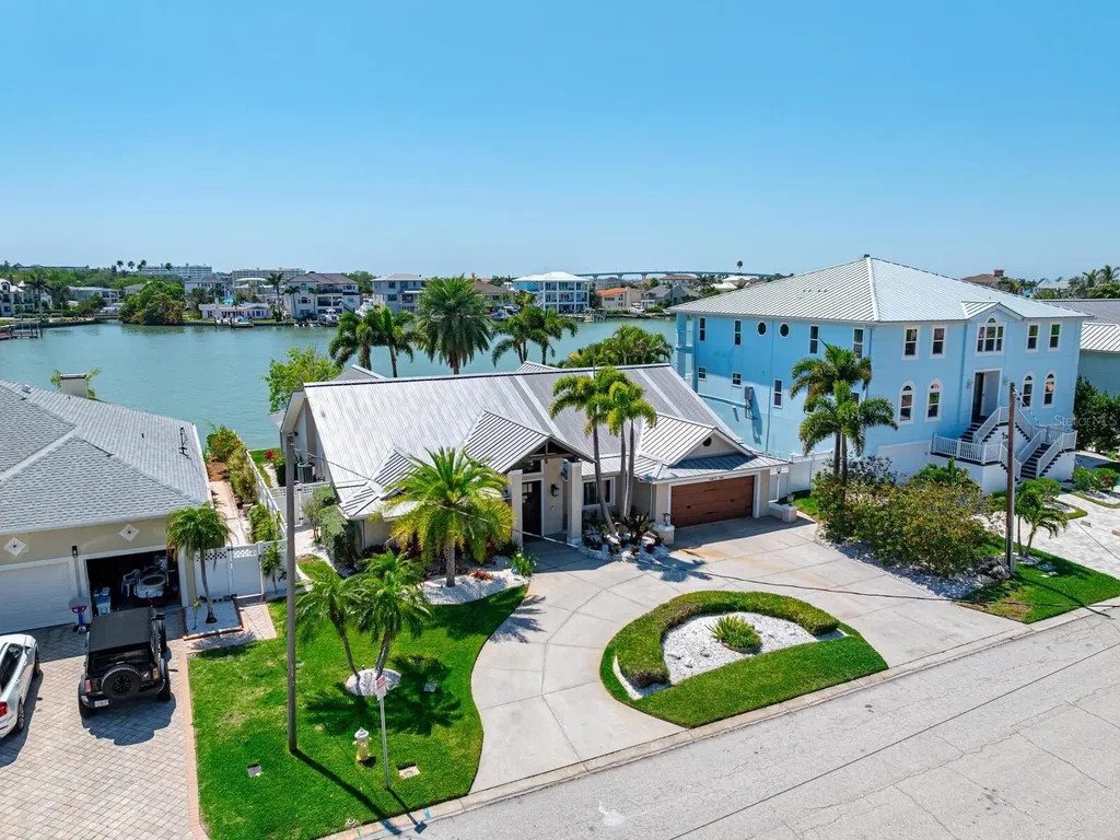 31 N Pine Circle Belleair FL 33756