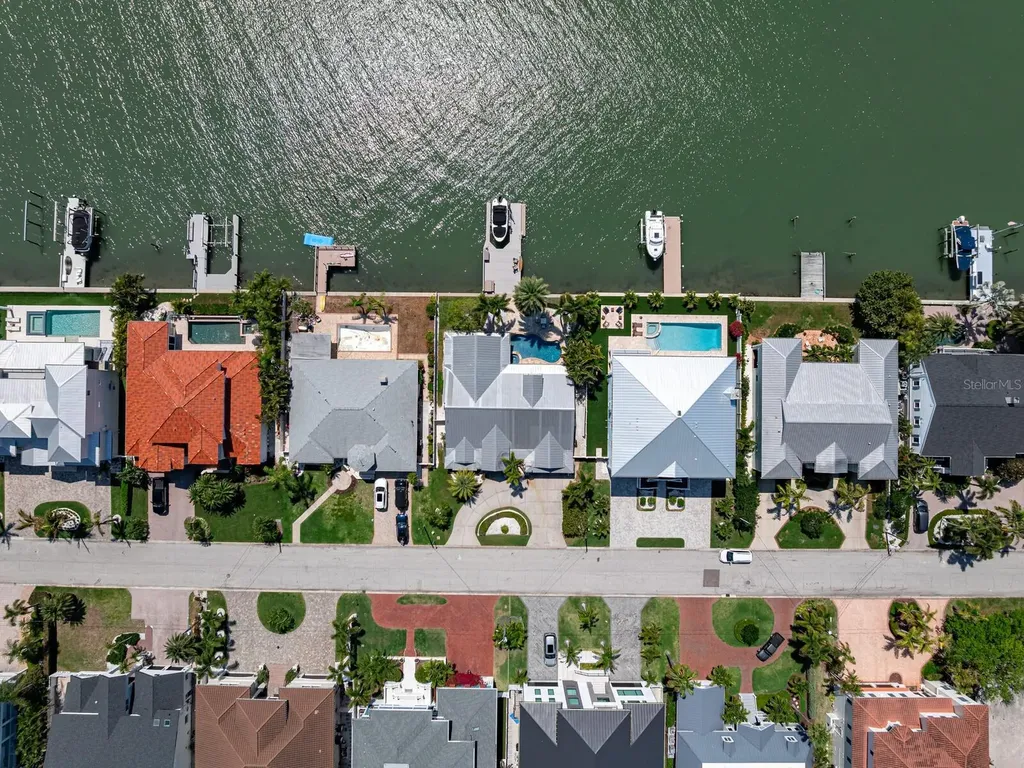 31 N Pine Circle Belleair FL 33756