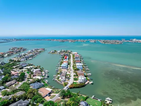 31 N Pine Circle Belleair FL 33756