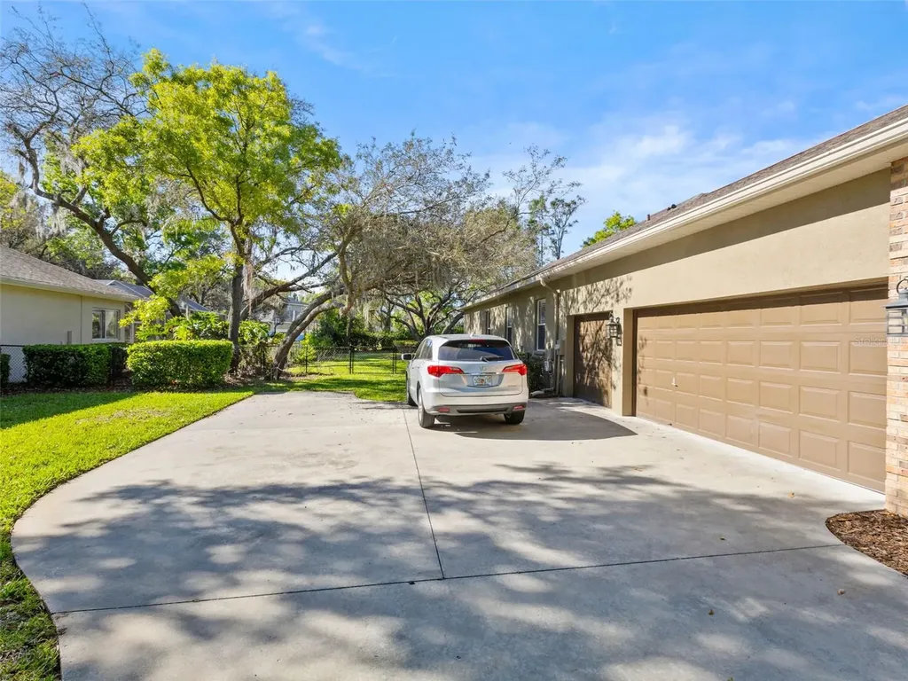 6107 Kingbird Manor Drive Lithia FL 33547
