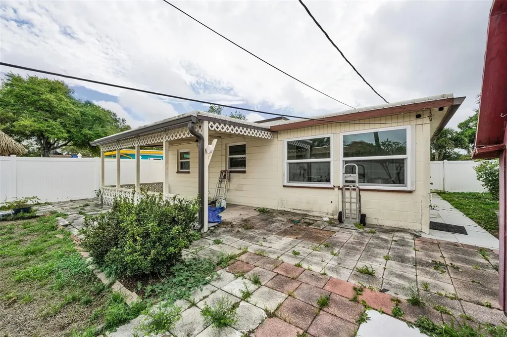 5769 Dartmouth Avenue N St Petersburg FL 33710