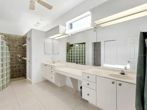 10106 Glenmore Avenue Bradenton FL 34202
