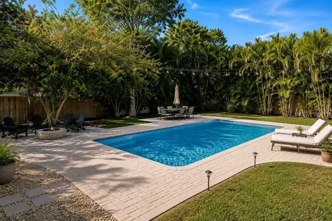 220 45th Avenue S St Petersburg FL 33705