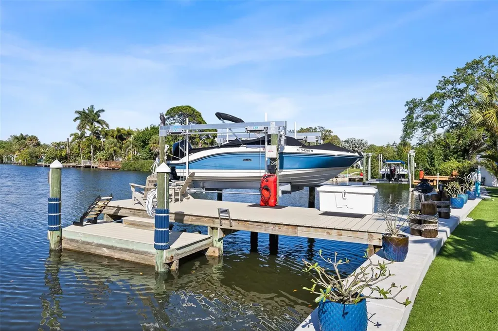 1567 Delaware Avenue NE St Petersburg FL 33703