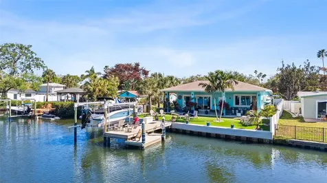 1567 Delaware Avenue NE St Petersburg FL 33703