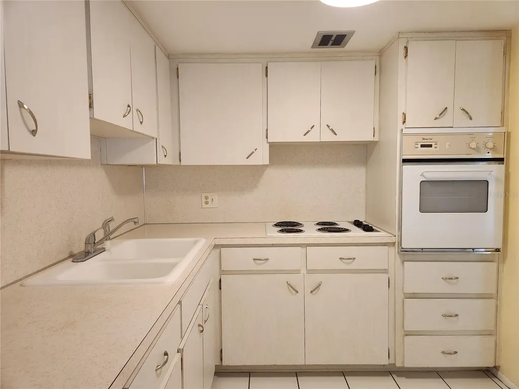 2457 Ecuadorian Way Clearwater FL 33763