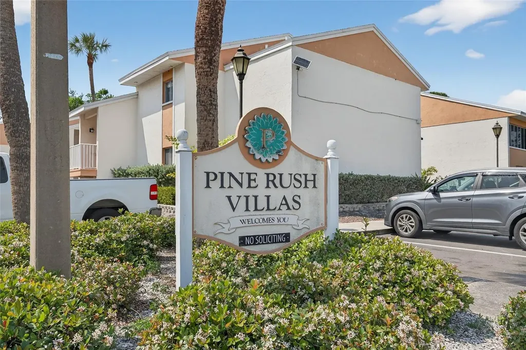657 99th Avenue N St Petersburg FL 33702