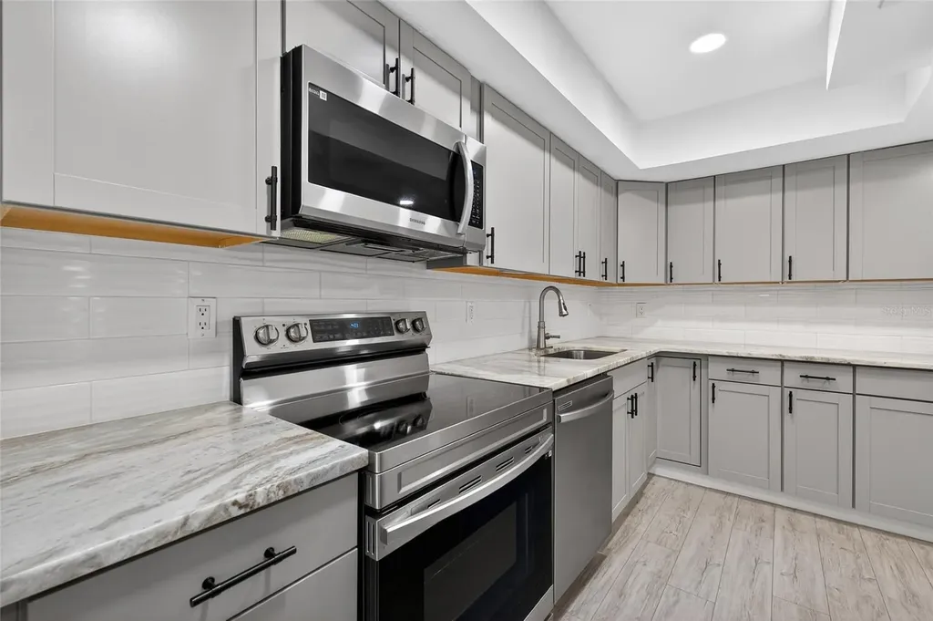 657 99th Avenue N St Petersburg FL 33702