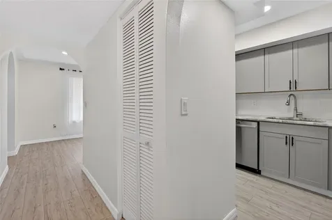 657 99th Avenue N St Petersburg FL 33702